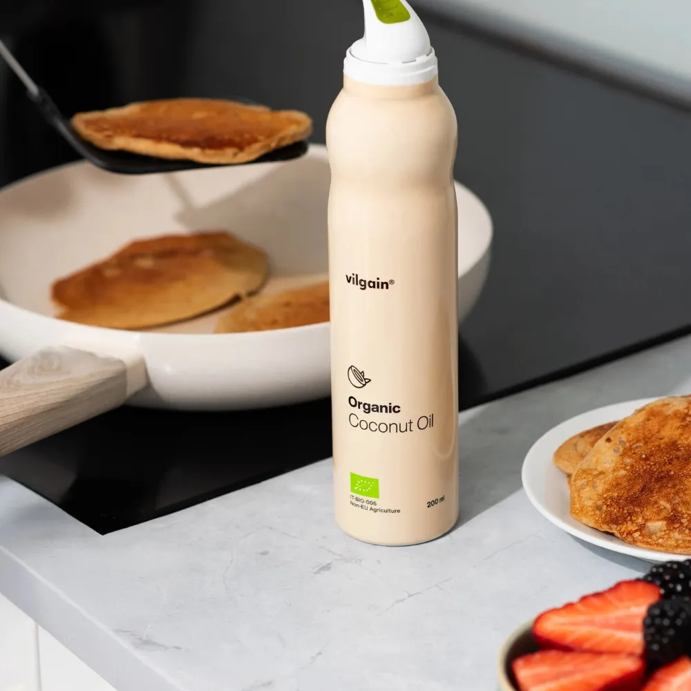 Vilgain Organic coconut oil spray podczas smażenia naleśników na patelni.