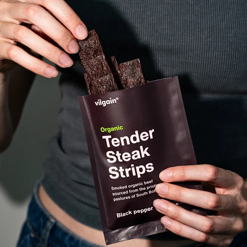 Vilgain Organic Tender Steak Strips - suszona wołowina BIO wyciągana z opakowania.