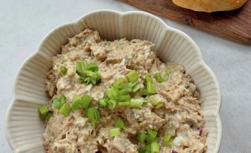 Kremowa pasta z sardynek z dodatkami widoczna z bliska w misce.
